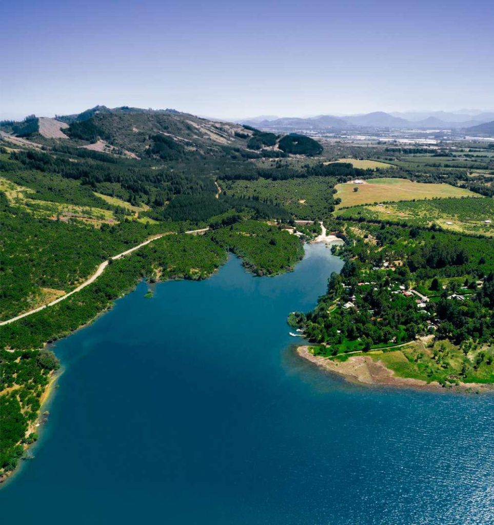 La cota del Lago Colbún en su punto alto, vista desde el aire con bosque nativo en la ribera