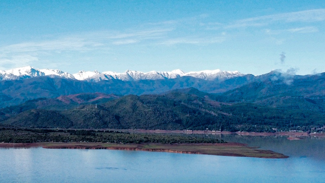 Vista aérea del Lago Colbún y la cordillera desde el sector Las Coloradas de Costa Cantera